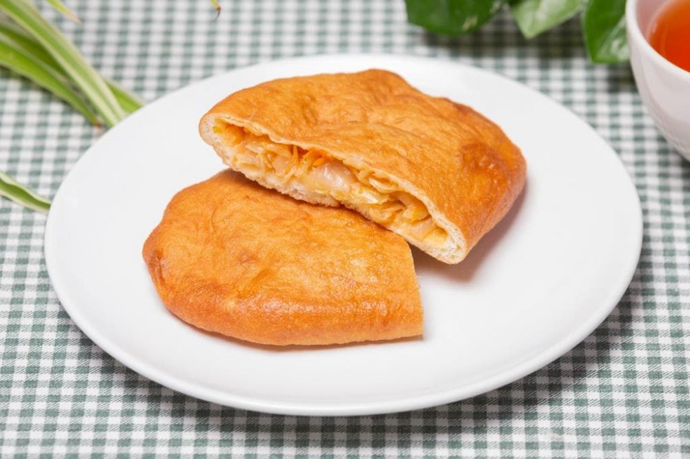 Пирожок жареный с капустой