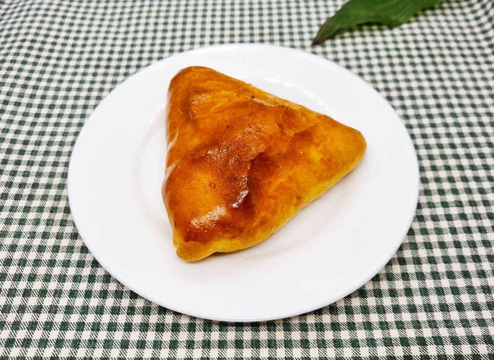 Пирожок печеный с яйцом и зеленью